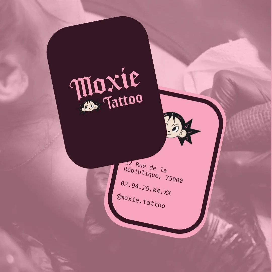 Cartes de visite Moxie Tattoo, recto bordeaux et verso rose.