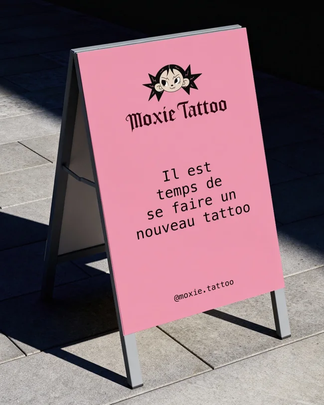 Chevalet rose sur le trottoir&nbsp;: « Il est temps de se faire un nouveau tattoo ».
