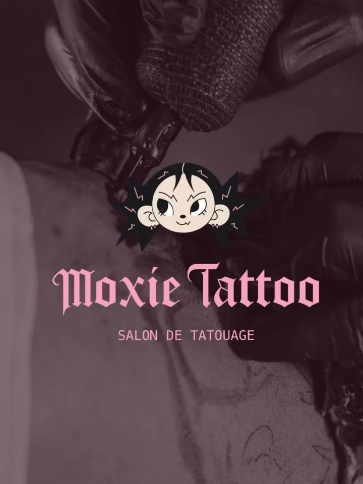 Logo Moxie Tattoo sur une séance de tatouage.