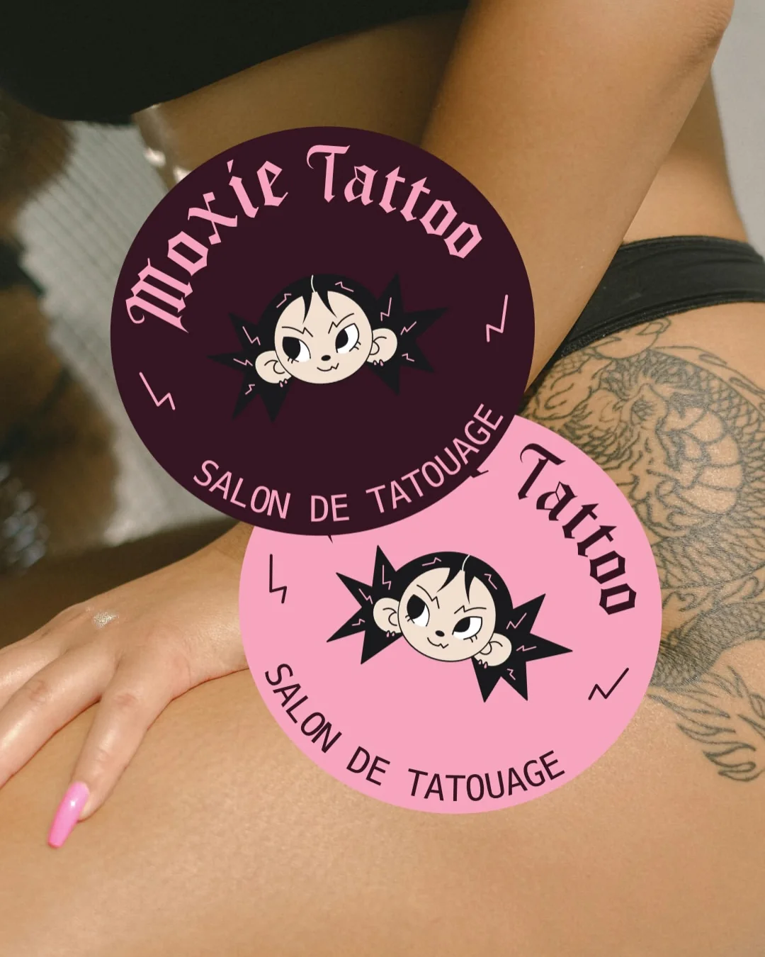 Stickers Moxie Tattoo posés sur une cuisse tatouée d'un dragon.